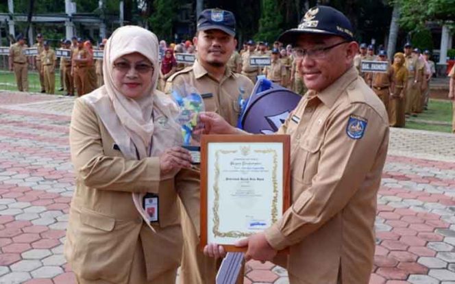 
					Wali Kota Depok, Mohammad Idris menyerahkan penghargaan Lomba Pasar Rakyat tingkat Provinsi Jawa Barat kepada Kania Parwanti, Kepala Dinas Perdagangan dan Perindustrian.