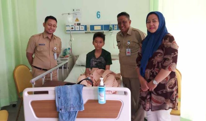 
					Kadisdik Kota Depok, Mohammad Thamrin (tiga kanan) sedang menjenguk pasien siswa SMPN 20 Depok yang terserang penyakit Hepatitis A. 