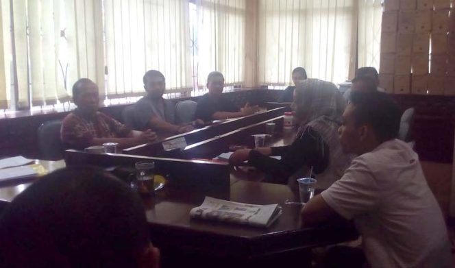 
					Persatuan Pedagang Pasar Bantargebang curhat di gedung DPRD.