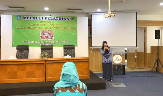 
					Suasana pelatihan mendongeng diikuti pengajar SLB. 