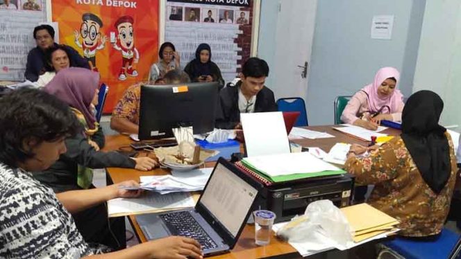 
					Suasana pendaftaran di Bawaslu Depok, Jawa Barat.