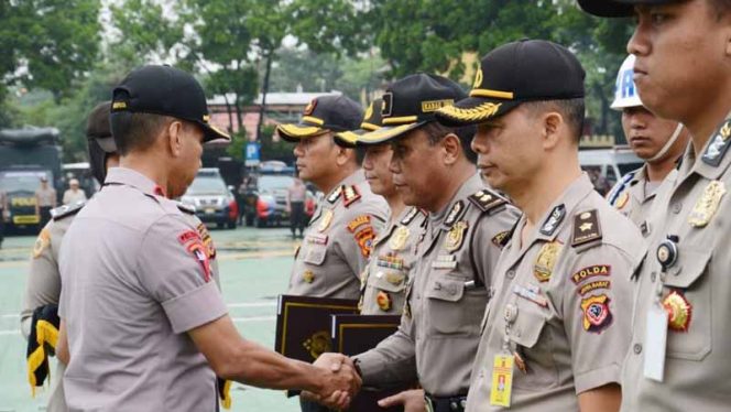 
					Wakapolda Jawa Barat Brigjen Pol Dr. Akhmad Wiyagus Kepada Kompol Suryi Wiryawan.