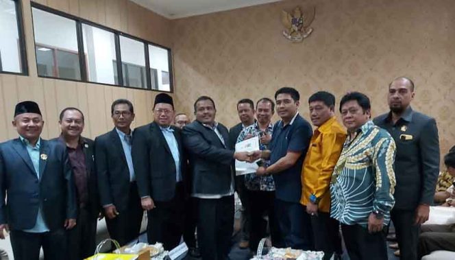 
					DPD Partai Golkar Jabar didampingi pengurus partai koalisi baik PAN, Hanura Dan Nasdem menyerahkan rekomendasi dari DPP ke panitia pemilihan (Panlih) DPRD Kabupaten Bekasi.