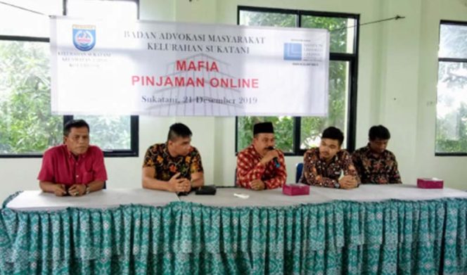 
					Lurah Sukatani, Cahyanto, bersama Lembaga Bantuan Hukum (LBH) saat penyuluhan Bahaya Pinjaman Online dan Bank Keliling.