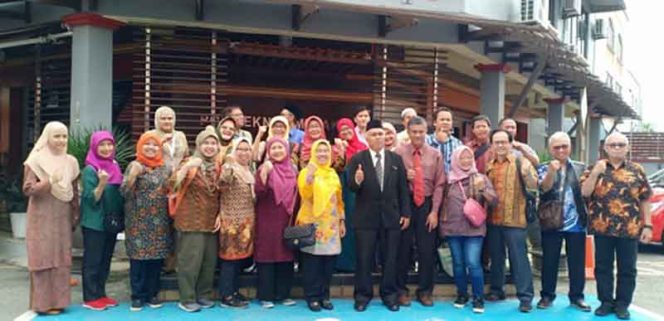 
					Foto bersama dengan para pimpinan dan dosen Politeknik Melaka, Malaysia