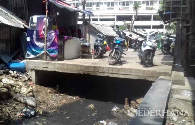 
					Jembatan di kawasan Pasar Kemirimuka, Kecamatan Beji.