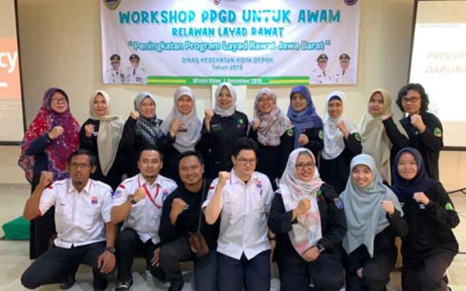 
					Kadinkes, Novarita berama relawan dalam acara Program Layad Rawat terkait jemput bola pelayanan kesehatan. 