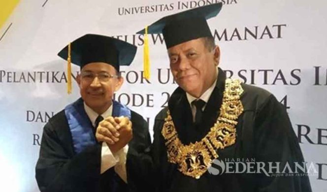 
					Profesor Ari Kuncoro (kanan), Rektor UI yang baru menggantikan Profesor Muhammad Anis.