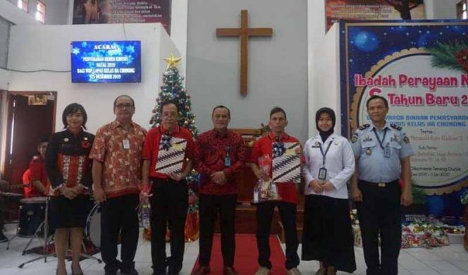 
					Lapas Pondok Rajeg Kelas II A Cibinong menerima remisi dihari Natal.