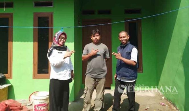 
					Aparatur Pemerintan Kelurahan Pondok Petir memperlihatkan rumah Abdul Salam di RT 02/ RW 03 yang sudah rampung dikerjakan.