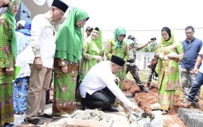
					Wakil Wali Kota Depok Pradi Supriatna meletakkan batu pertama pembangunan rumah muslimat NU. 