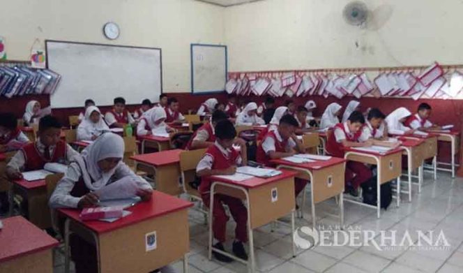 
					SERIUS-Siswa SDN Bojongsari 01 di Jalan Raya Bojongsari-Ciputat serius mengerjakan soal dan pelaksanan PAS pada Selasa (3/12).