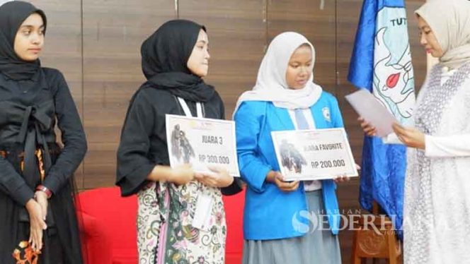 
					JUARA FAVORIT-Dwi Fajar Rani Hardiyanti (tiga kanan) siswa kelas XII SMKN 2 Depok pada  Program Keahlian Tata Busana meraih juara favorit.