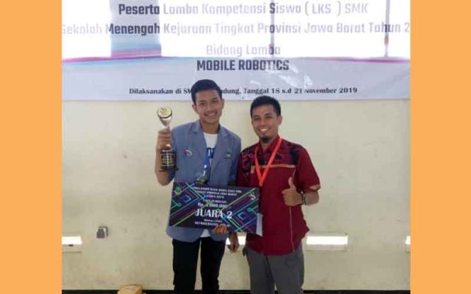 
					Muhamamd Faqih (kiri) siswa SMKN 2 Depok mengangkat piala juara kedua Lomba Keterampilan Siswa tingkat Jawa Barat  Bidang refrigator dan AC.