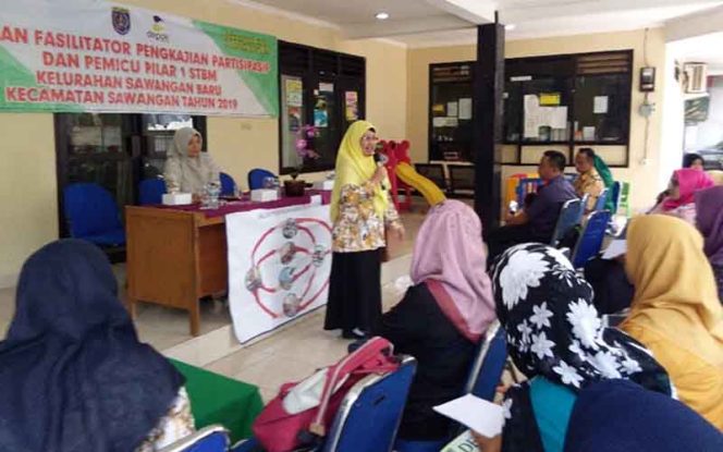 
					Frety Hasanah saat memaparkan materi terkait sanitasi total berbasis masyarakat (STBM).