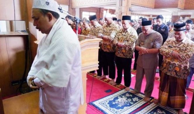 
					Kota Bekasi dan Kota Depok menggelar Salat Gerhana Matahari atau Salat Kusuf, Kamis (26/12).