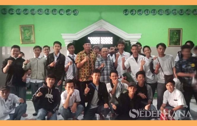 
					Kapolres Metro Depok AKBP Aziz Andriansyah foto bersama siswa Sekolah Master.