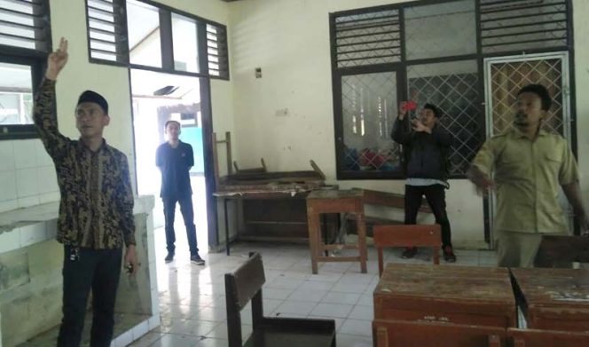 
					Ruhiyat Sujana, sidak ke SMPN 1 Pamijahan, Kecamatan Pamijahan, Kabupaten Bogor.