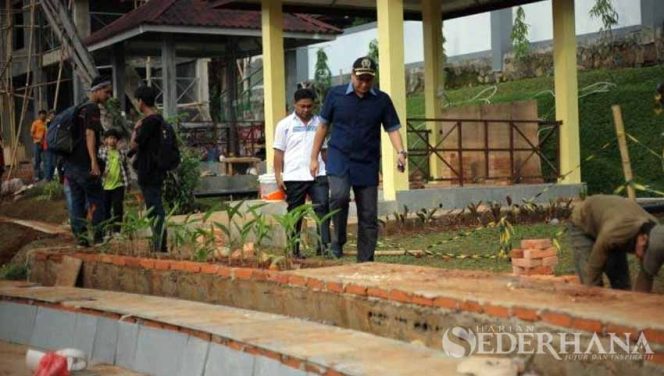 
					DPRD Kabupaten Bogor melakukan inspeksi mendadak (sidak) proyek pembangunan Taman Situ Plaza Cibinong.