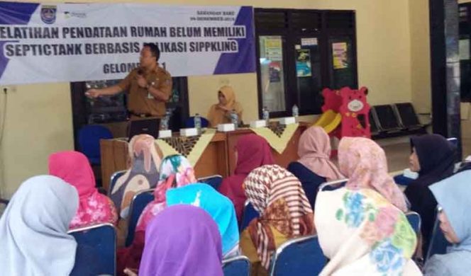 
					Indera Kusuma Cahyadi, Kasi Pengelolaan Limbah Cair Domestik Disrumkim tengah memaparkan terkait sampah di hadapan peserta pelatihan pendataan rumah belum memiliki septictank.