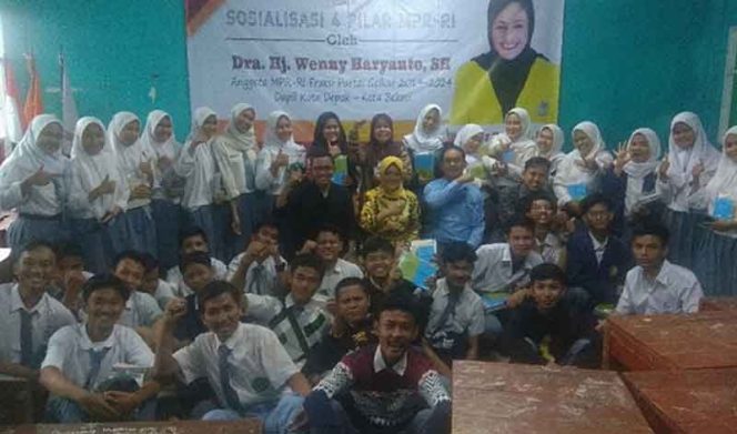 
					Ratusan pelajar SMK Lingga Kencana hadiri sosialisasi 4 Pilar Kebangsaan Anggota DPR-MPR RI Wenny Haryanto.