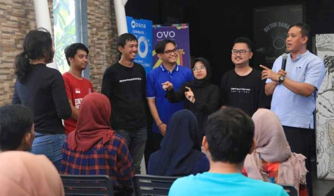 
					Wakil Wali Kota Bekasi, Tri Adhianto Tjahyono dan istri menghadiri talkshow.