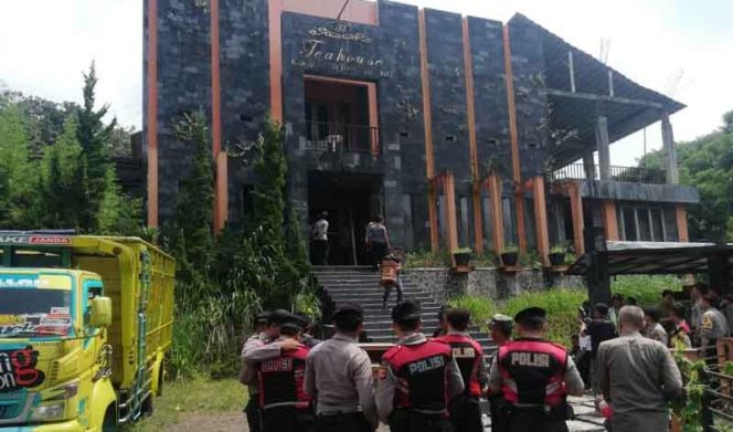 
					Ekskusi Pengadilan Negeri Cibadak Sukabumi, terhadap rumah tinggal dan pemilik lahan (eks Tea House) milik Elis Muliawati di Kampung Nyangkokot, Desa Karawang, Kecamatan Sukabumi.