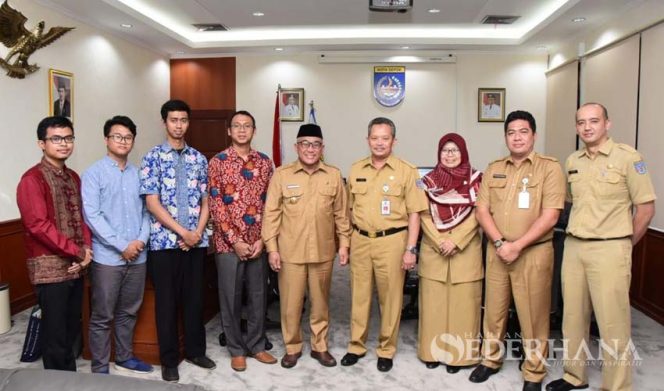 
					Foto bersama Tim Peneliti UI dan Wali Kota Depok beserta jajarannya.