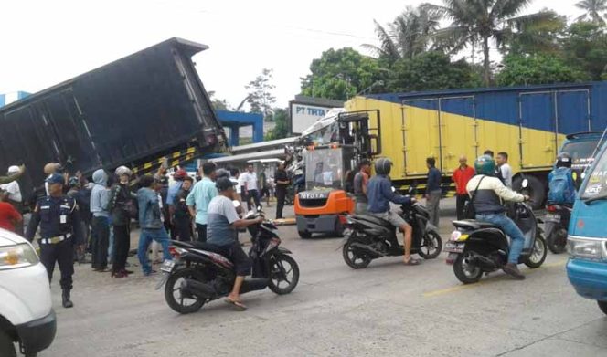 
					Truk Kontainer Seruduk Mobil Tronton