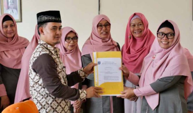 
					Camat Pancoran Mas, Utang Wardaya menyerahkan berkas kepengurusan dan keanggotaan kepada Ketua UMKM Mapan terpilih, Endah Kurnianingsih di Aula Kecamatan Pancoran Mas.