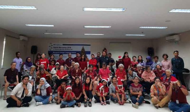 
					Puluhan Karyawan WOM Sambangi Panti Lansia