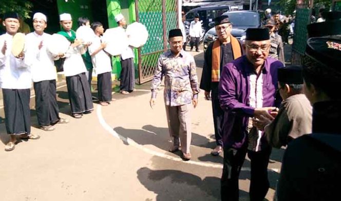 
					Wali Kota Depok, Mohammad Idris saat menghadiri Maulid Nabi Muhammad SAW di sekolah Yadair di Jalan Muhtar, Kelurahan Sawangan, Kecamatan Sawangan.