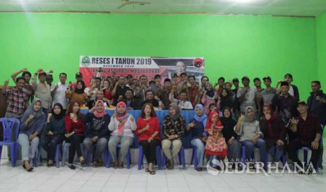 
					Waras bersama konstituen usai pelaksanaan reses.