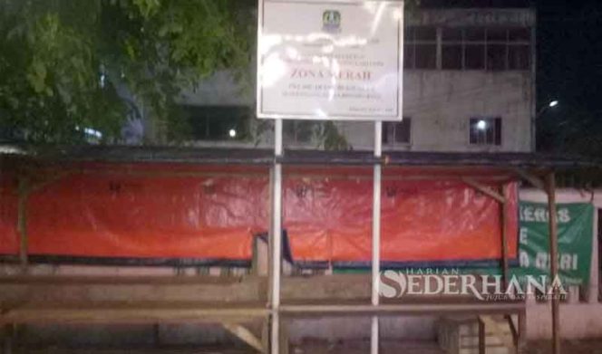 
					Area larangan berdagang (zona merah) di Jalan Bintara, Kelurahan Bintara Jaya, Kecamatan Bekasi Barat.