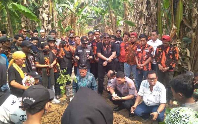 
					Suasana pemakaman Sarifudin, anggota Ormas Pemuda Pancasila belum lama ini