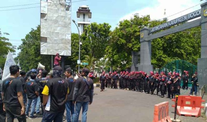 
					Beberapa waktu lalu saat para buruh menggelar aksi di Cibinong.