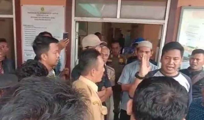 
					Kantor Desa Situ Ilir Digruduk Massa