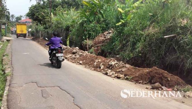 
					Pengerjaan tanah galian drainase tidak langsung di angkut dan di buang.