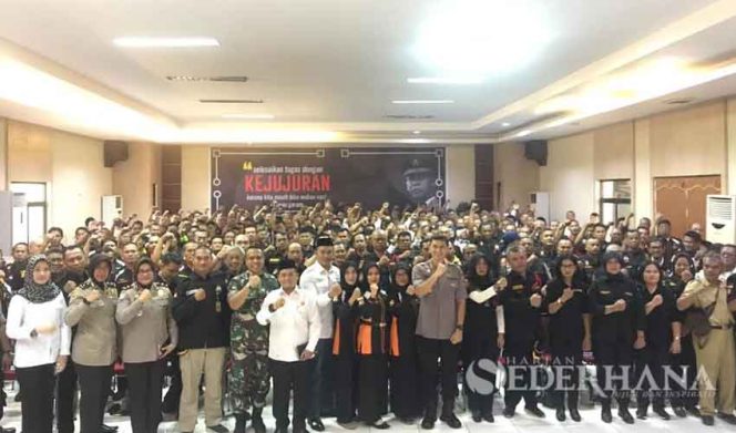
					Enam Satuan Polrestro Bekasi Kota Beri Pembekalan Anggota Pokdarkamtibmas