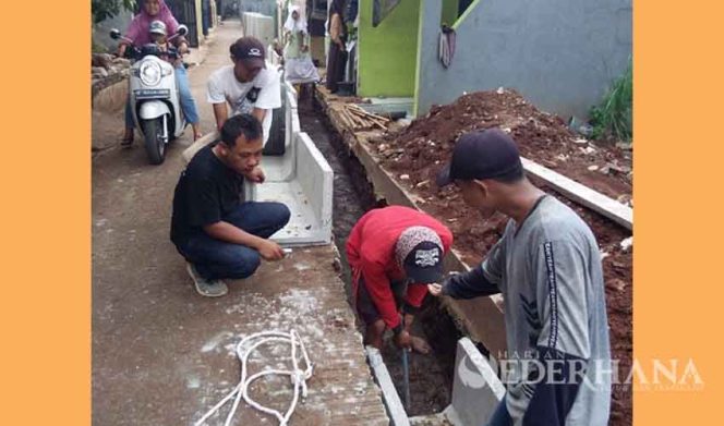 
					Rony, perwakilan pemborong mengawasi pekerjaan drainase di RT 03/ RW 04, Kelurahan Sawangan Baru, Kecamatan Sawangan.
