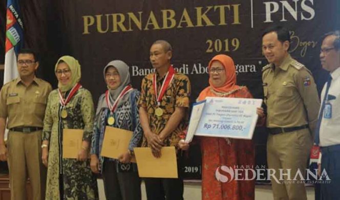 
					Para PNS berprofesi guru memasuki purnabakti, foto besama Wali Kota Bogor, Bima Arya.