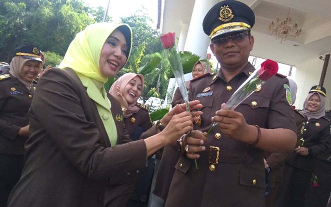 
					Kajari Depok berbagi bunga mawar pada peringatan hari ibu (PHI).