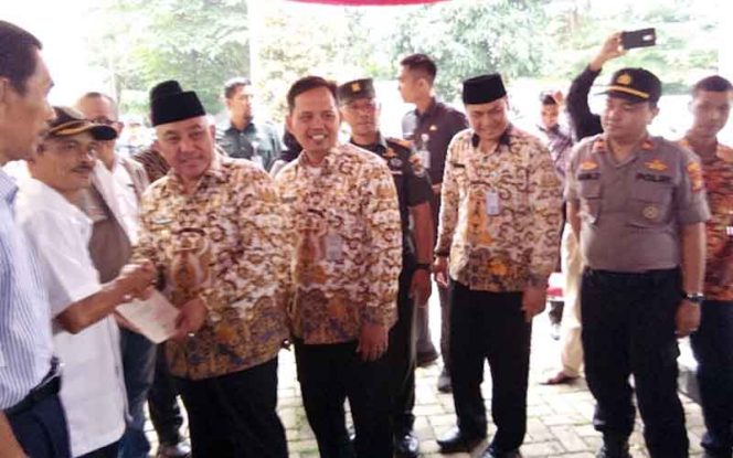 
					Walikota Depok, Mohammad Idris secara simbolis menyerahkan buku rekening dana insentif kepada RT, RW dan LPM di Kecamatan Bojongsari.