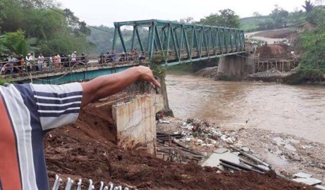 
					Jembatan Gerendong yang menghubungkan Wilayah Kecamatan Ciseeng dan Kecamatan Rumpin.