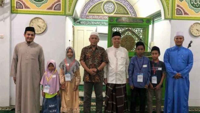 
					Lurah Tugu, Abdul Mutolib bersama sejumlah anak yang mengikuti program Kampung Quran. 