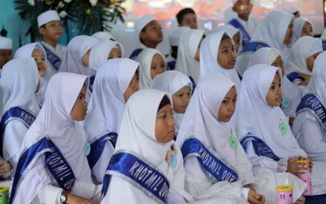 
					Para siswa di Sekolah Ibnu Hajar mengikuti acara Khotmil Quran yang dihadiri Wali Kota Bogor, Bima Arya.