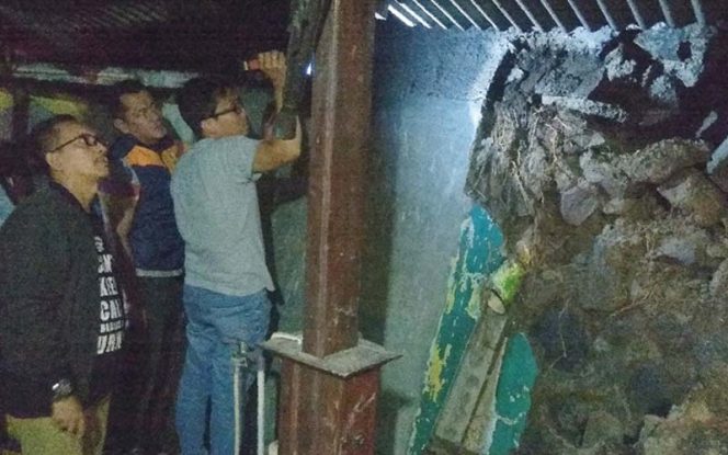 
					Longsor yang nyaris timbun lima rumah warga perum GDA direspon cepat oleh Dinas PUPR Depok, Selasa (24/12) malam. Tampak Kadis PUPR Dadan Rustandi di lokasi. 