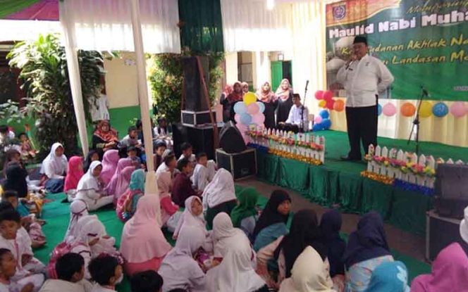 
					Faisal Ma’mun, Kepala SDN Curug 03 sat memberi sambutan di acara peringatan Maulid Nabi Muhammad SAW 1441 H.