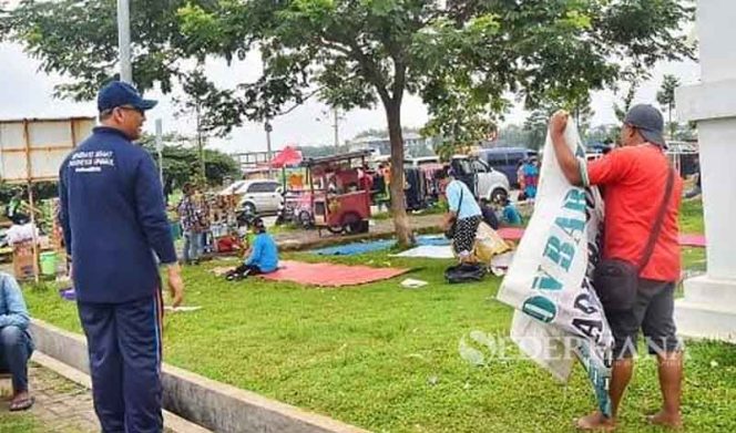 
					Wakil Bupati Bogor, Iwan Setiawan melakukan inspeksi mendadak di sekitar Stadion Pakansari, Kecamatan Cibinong.