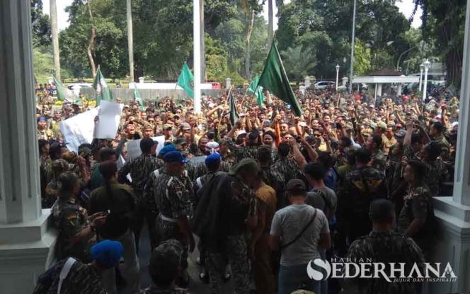 
					Ormas Barisan Benteng Raya Pajajaran menggeruduk Balaikota Bogor, Senin (2/12).